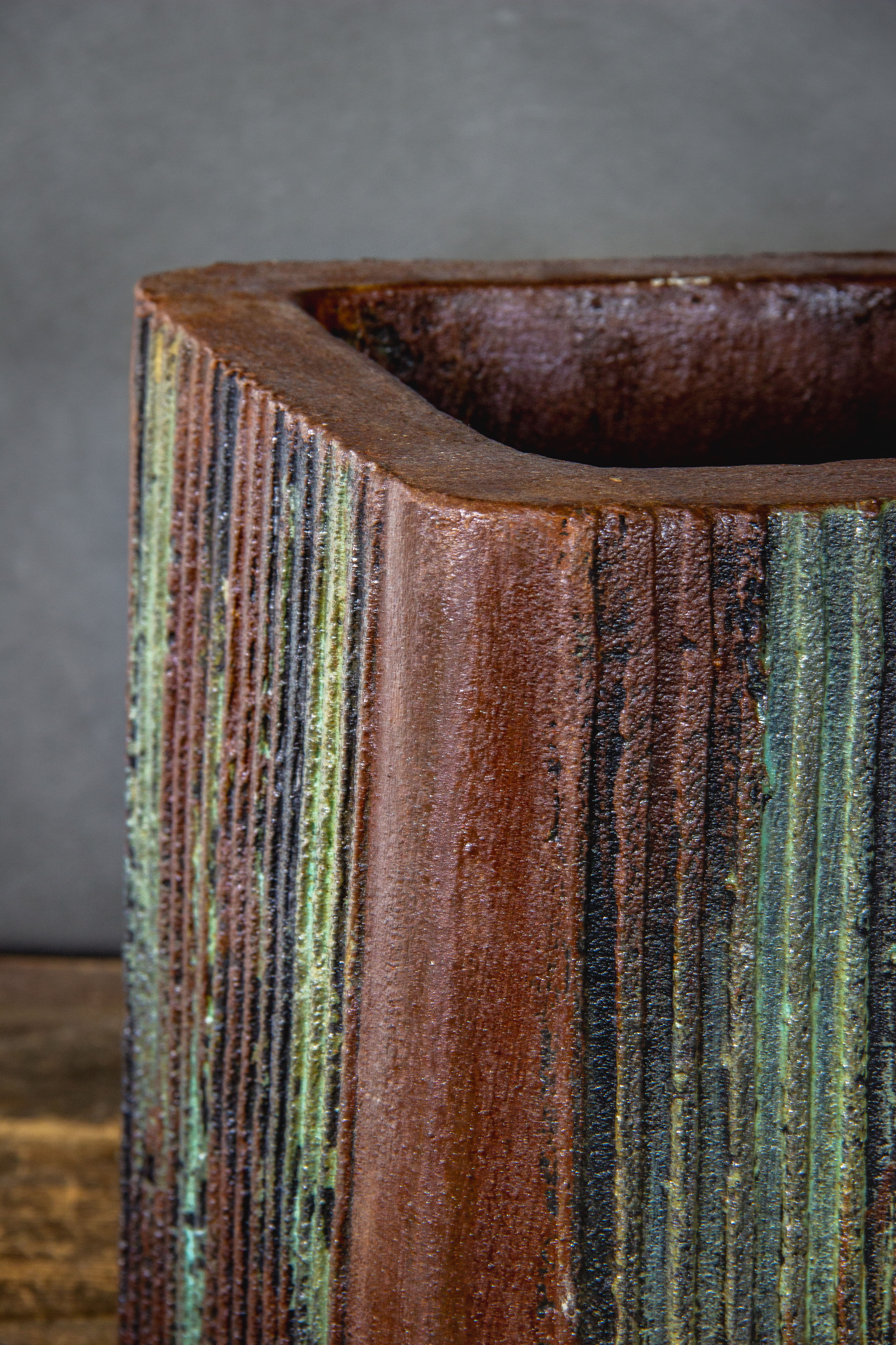 Kwadratowa osłonka w kolorze rdzawym z pionowymi paskami 3D, ręcznie wykonana i malowana w stylu loft